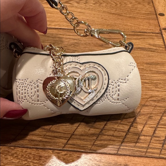 Juicy Couture Bundle Beige Quilted Handbag with Heart Charm & L/XL Belt - Picture 2 of 3